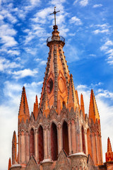 Naklejka premium Parroquia Archangel Church Steeple Cross San Miguel de Allende 