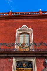 Obraz premium Window Balcony Red Wall Christmas Wreath San Miguel de Allende 