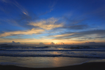 Fototapeta premium beautiful sunrise sky in the morning with colorful cloud on sea