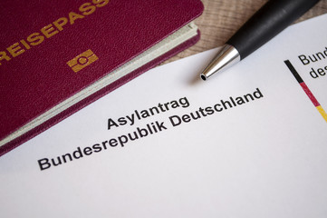 Landkarte mit ASYL und Asylantrag mit Pass