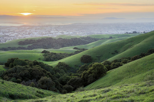 Fototapeta Sunset over San Francisco Bay Area. Springtime Sunset at Garin-Dry Creek Pioneer Regional Parks, San Francisco East Bay, California, USA.