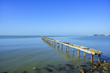 Obraz premium wooden pier in caribbean sea with beautiful blue sky and copy sp