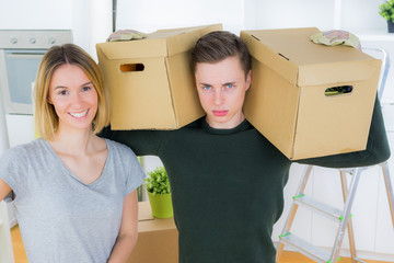 paar zieht in eine neue wohnung
