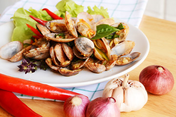 fried  sea shell with sweet basil and curry