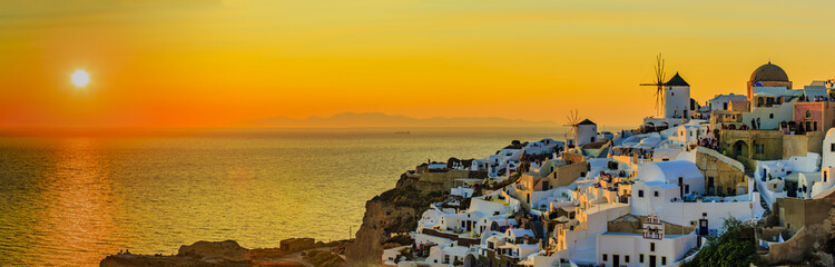 Fototapeta na wymiar Santorini, Greece - Oia at sunset 