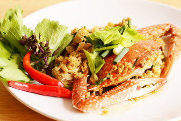 sea crab fried with yellow curry and celery
