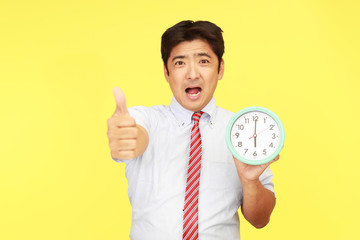 時計を持つ笑顔のビジネスマン