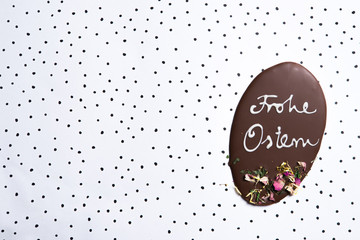 Frohe Ostern Schoko-Ei auf hellem Hintergrund