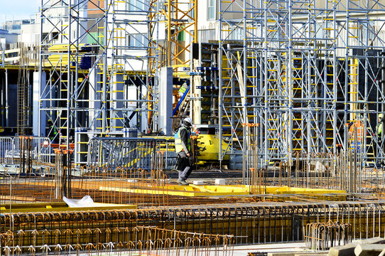 Arbeiter auf einer Gro&szlig;baustelle