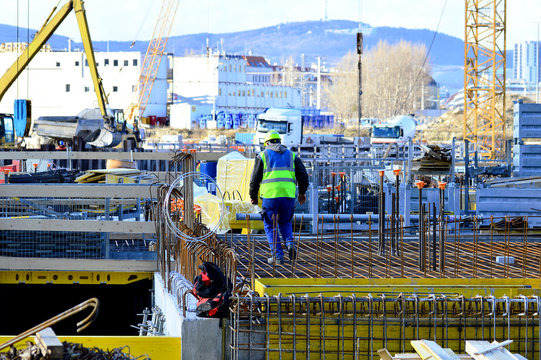 Arbeiter auf einer Gro&szlig;baustelle