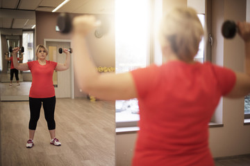 Obraz premium Woman checking if she does everything well