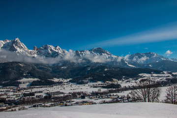 Berge und beschneite Felder im Winter
