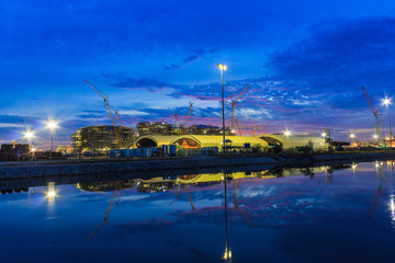 Naklejka premium Oil refinery plant night scene nearby river in Thailand