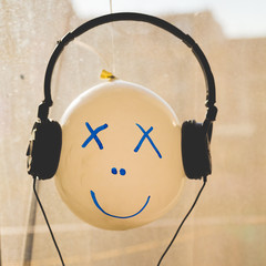 dj white balloon, listen music with headphones