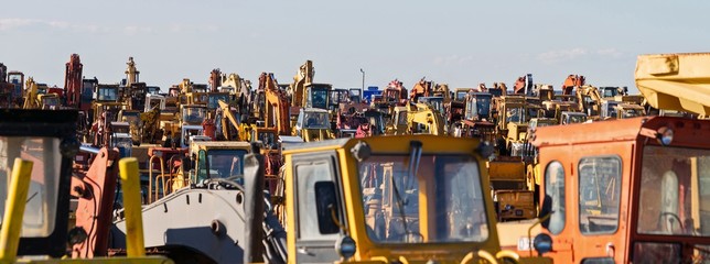 Desguace de Maquinaria de Construccion - Vista panorámica de cementerio desguace de almacenamiento...