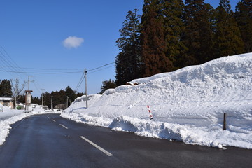 Fototapeta premium 雪国の道路／雪国の山形県で、降雪後の道路を撮影した写真です。