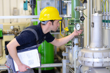 Inspektion in der Industrie - Monteur kontrolliert industrielle Anlage // Inspection in industry - workmen controlled industrial plant