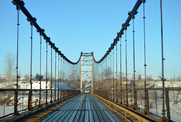Подвесной мост через реку