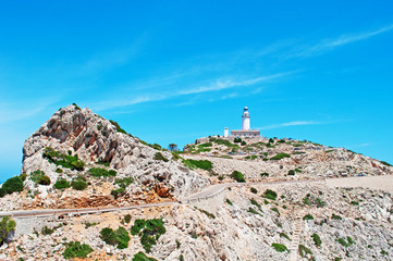 Fototapeta premium Mallorca, Isole Baleari, Spagna: la scogliera di Cap de Formentor e il faro, il più alto delle isole Baleari con un'altezza focale di 210 metri sul livello del mare, 9 giugno 2012