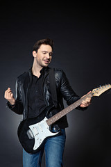 Obraz premium Handsome man playing the guitar 