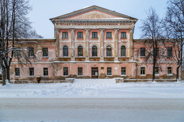 Fototapeta na wymiar Здание городской больницы, построенное в середине девятнадцатого века меценатом в провинциальном русском городе