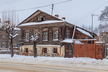 Fototapeta na wymiar Дом, построенный в начале двадцатого века, деревянный верх, каменный низ, Россия