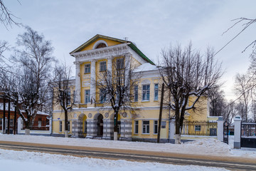 Купеческий особняк девятнадцатого века с колоннами, город Шуя, зимний день