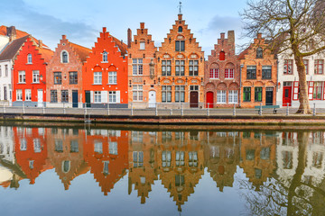 Naklejka premium Malowniczy widok na kanał Brugii z pięknymi średniowiecznymi domami, Belgia