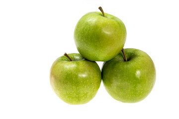 зеленые яблоки на белом