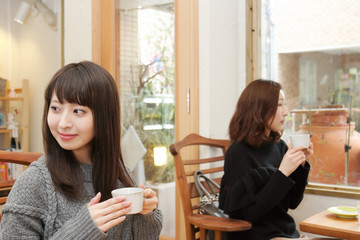 カフェでお茶を飲む女性
