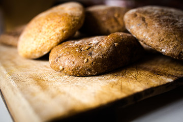 pane su tagliere