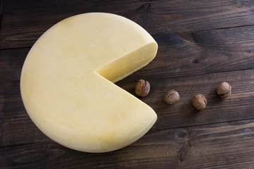 Crédence de cuisine en verre imprimé Produits laitiers Round cheese eating walnuts