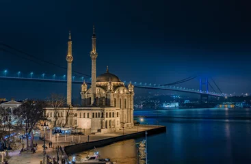 Zelfklevend Fotobehang Ortakoy-moskee en de Bosporus-brug & 39 s nachts Istanbul Turkije © nexusseven