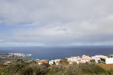 Fototapeta na wymiar view over puerto de la cruz and atlantic ocean with village on t