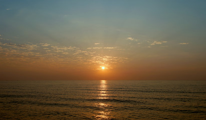 Obraz premium beautiful sunrise over the sea