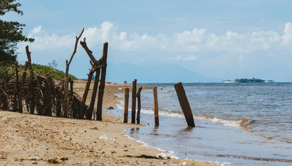 Holzzaun aus Bambus am Strand von Lombok in Indonesien