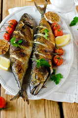 Mackerel baked with lemon, garlic and tomatoes