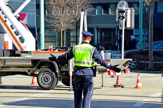 Polizist beim Regeln einer Kreuzung