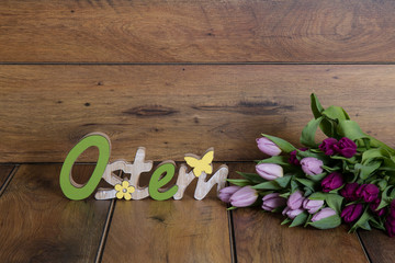 tulipani viola su legno