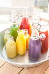 Verschiedene bunte Smoothie