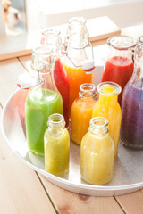 Verschiedene bunte Smoothie