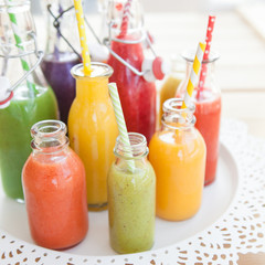 Verschiedene bunte Smoothie
