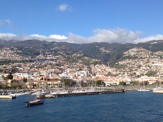 Fototapeta na wymiar Funchal Madeira vom Meer aus