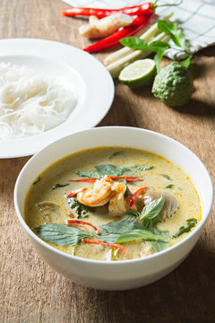 Green curry with shrimp and rice noodles. Thai cuisine. (kang keaw wan) Selective focus.