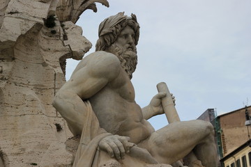 Skulptur: Flussgott Ganges am Vierströmebrunnen in Rom