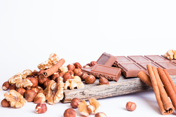Schokolade mit Nüssen und Zimt - freigestellt