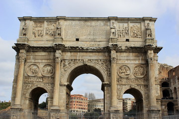 Fototapeta na wymiar Der berühmte Konstantinsbogen (Triumphbogen) in Rom (Italien)