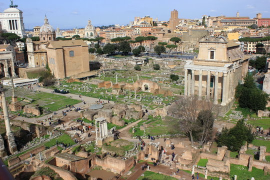 Panorama: Blick über das Forum Romanum mit dem Tempel des Antonius und der Faustina