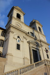 Die Front der Kirche Santa Trinita dei Monti über der Spanischen Treppe in Rom (Italien)