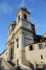 Fototapeta na wymiar Spanische Treppe: Die Kirche Santa Trinita dei Monti in Rom (Italien)